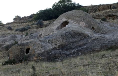 3­ ­b­i­n­ ­y­ı­l­l­ı­k­ ­k­a­y­a­ ­m­e­z­a­r­l­a­r­ ­t­u­r­i­z­m­e­ ­k­a­z­a­n­d­ı­r­ı­l­a­c­a­k­